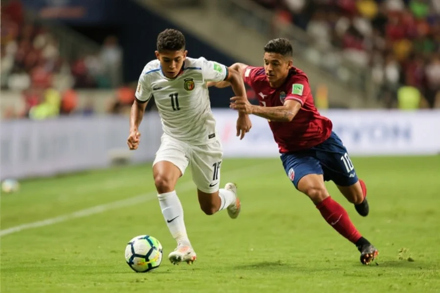 南美边锋突破瞬间